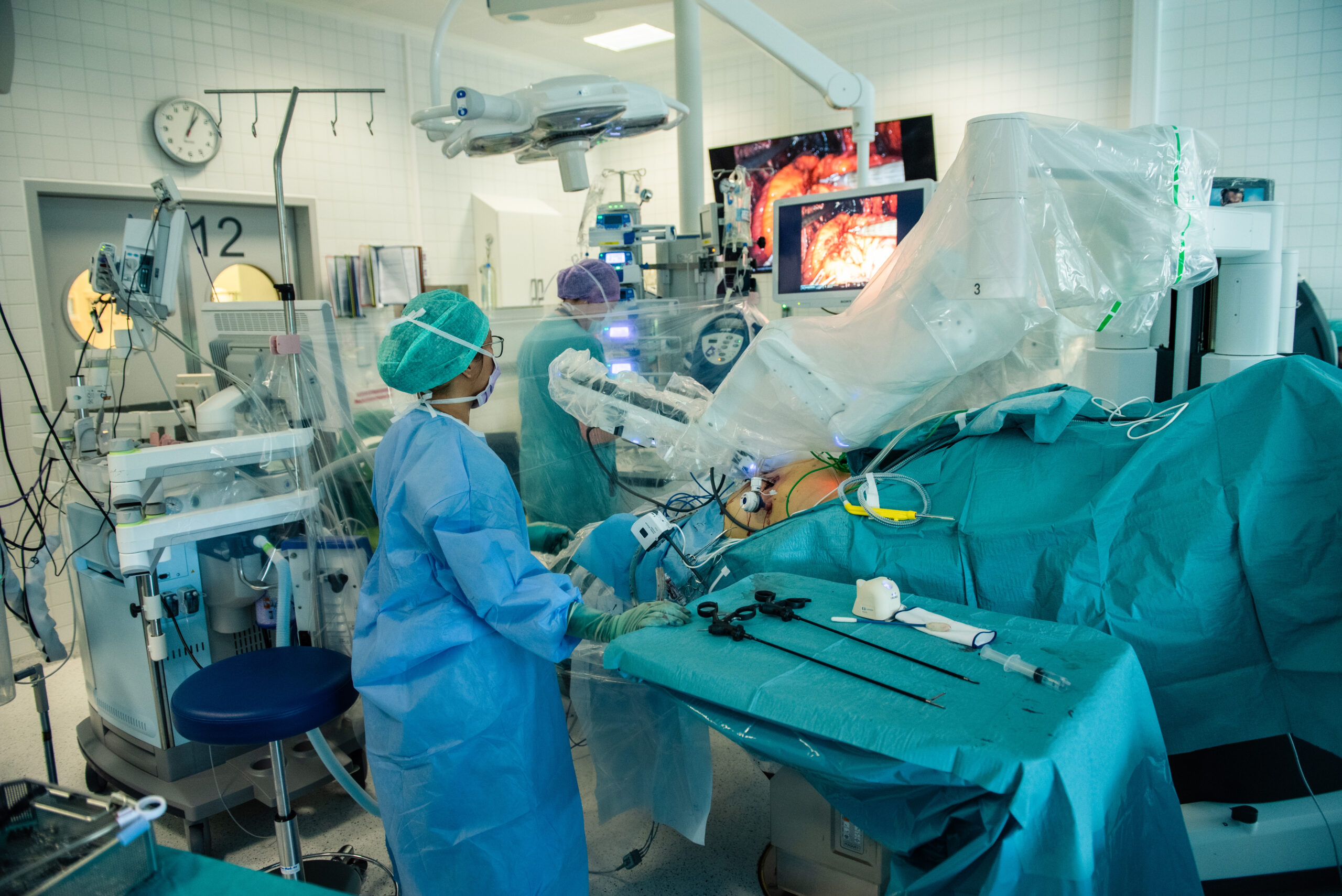 SOP-robotkirurgi-operasjon Fotografi fra operasjonsstue, i forbindelse med robotkirurgi