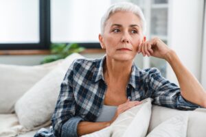 Foto Shutterstock: Tenksom middelaldrende kvinne
