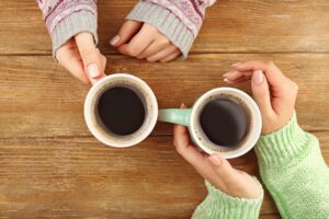 Foto: Shutterstock, To par hender og to kopper kaffe