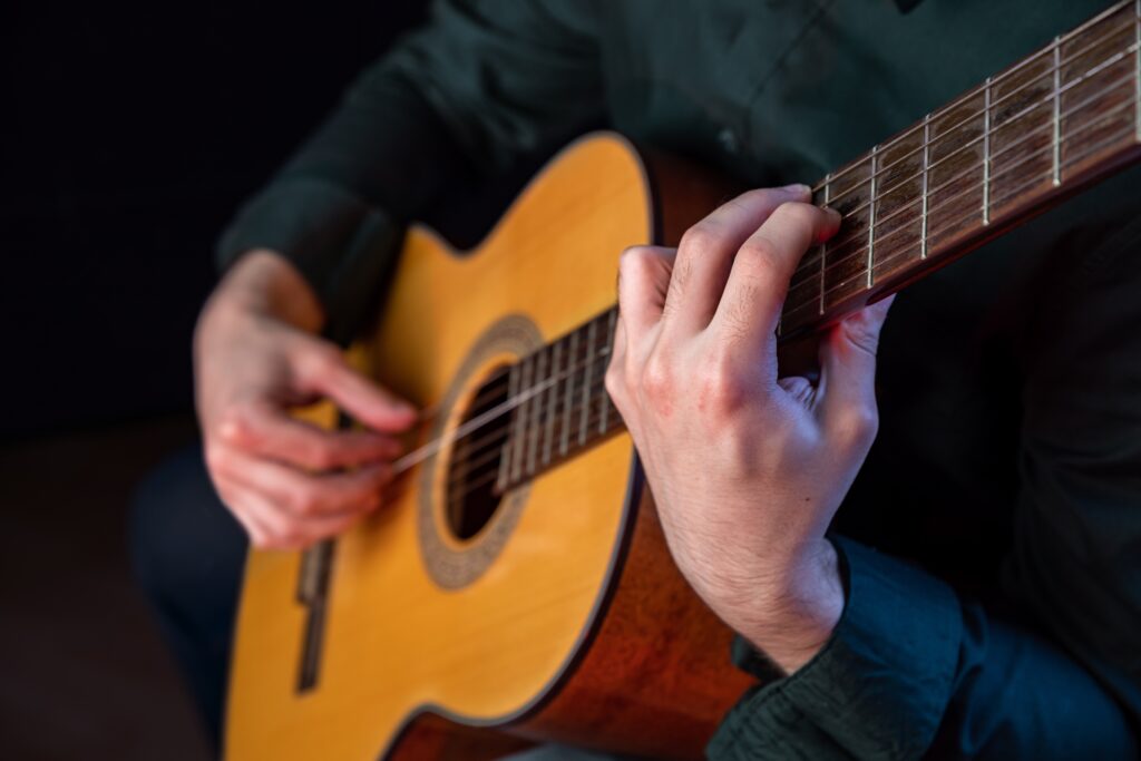 Mann som spiller på klassisk gitar