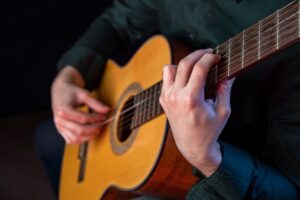 Mann som spiller på klassisk gitar