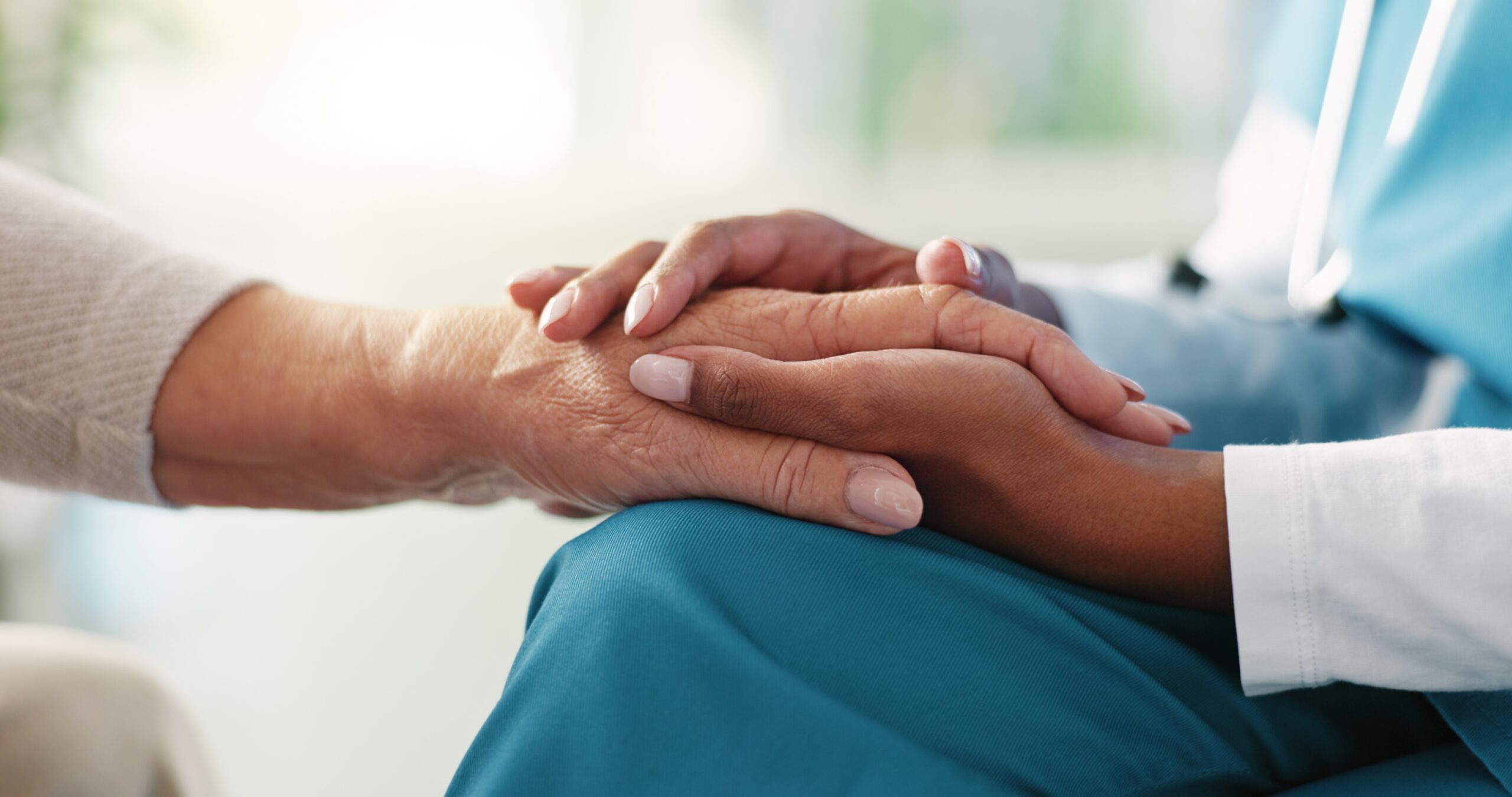Doctor,,Holding,Hands,Or,Elderly,Patient,With,Empathy,For,Comfort, eldre pasient holder i hendene til helsepersonell