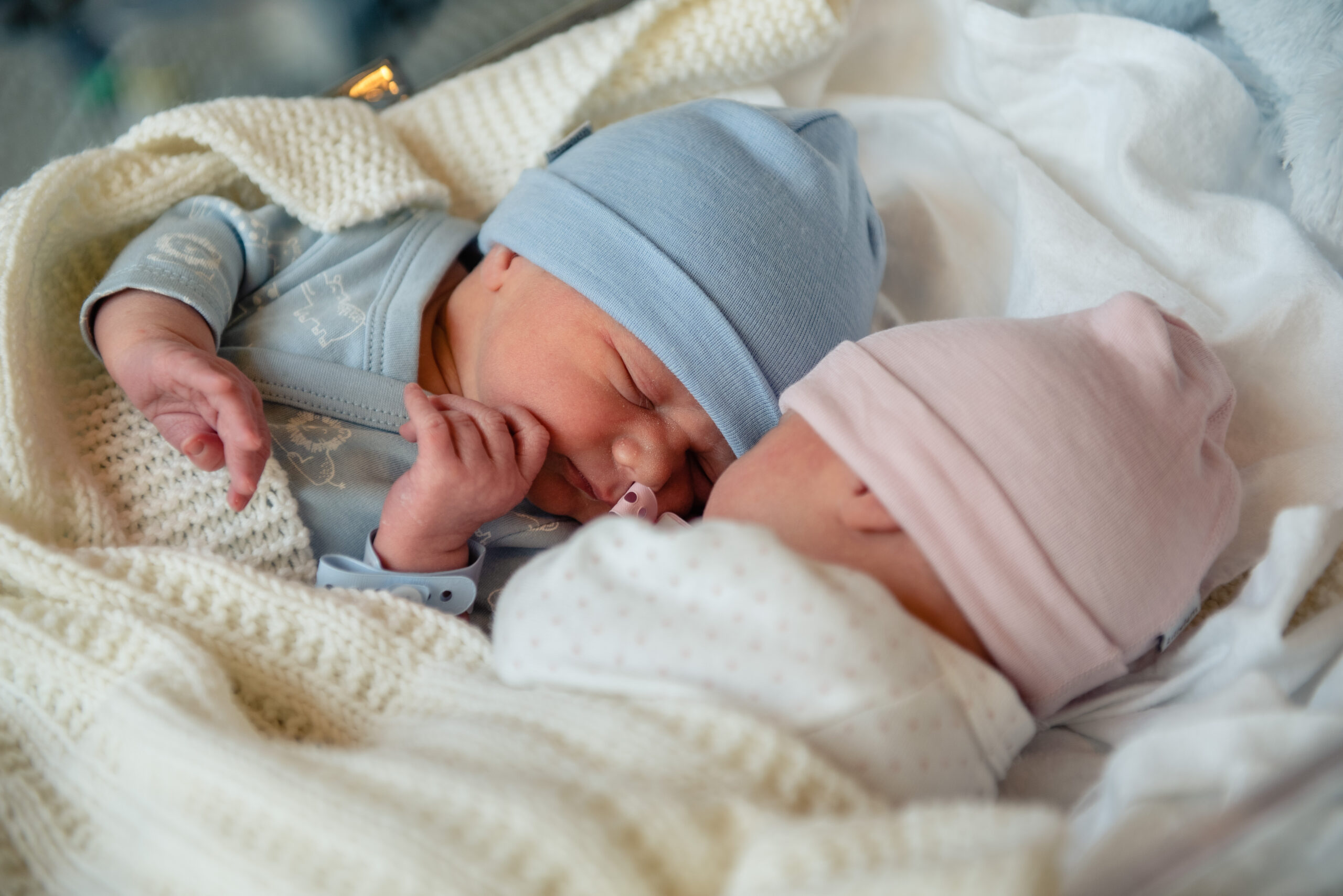 Foden-tvillinger-2 Fotografi av nyfødte tvillinger