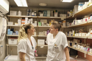 To sykepleiere i samtale på medisinrommet.