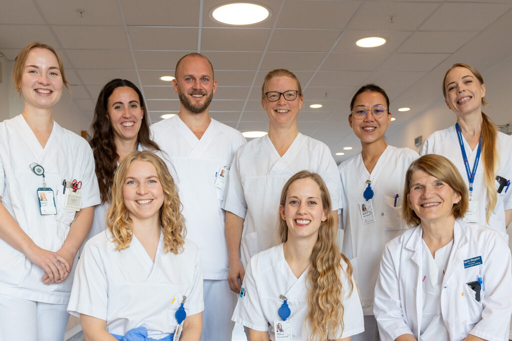 Foto: Diakonhjemmet sykehus/Med tverrfaglig samarbeid og et fagmiljø i front, er NBRR en nasjonal ressurs – for pasienter, helsepersonell og samfunnet som helhet. Fra venstre, bak, fagsykepleier Ingrid R. Brevig, sosionom Marte S. Rugnes, fysioterapeut Emil E.K. Thomassen, sykepleier Elin Aas, sykepleier Sedogesa Nguyen, sekretær Maria-Therese L. Olsen. Foran, konst. enhetsleder og fysioterapeut Susanne Brøndbo, psykologspesialist Jeanett Pettersen og seksjonsoverlege og revmatolog Sigrid Ødegård