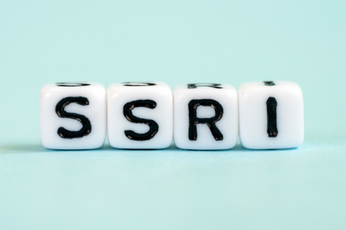 Illustrasjon av terninger med bokstaver SSRI