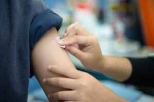 Hånd som tørker av innstikksted på pasientens arm Foto: Shutterstock