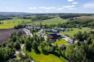 Bilde er et dronebilde, som viser Sanderud sykehus og området rundt.