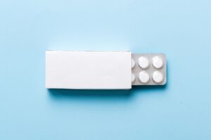 Illustrasjonsbilde av en umerket legemiddelpakke som viser et brett med fire tabletter trukket ut av pakken.