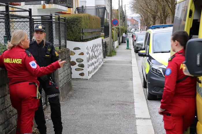 Ambulanseansatte og politi snakker sammen