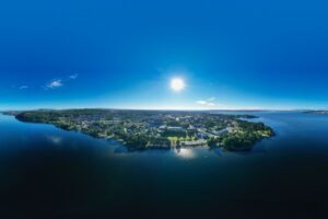 Bilde av Hamar sett fra vannet.