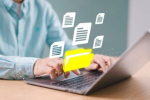 Illustrasjon av beskjeder som flyr ut av en datamaskin