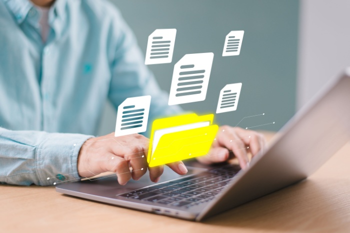 Illustrasjon av beskjeder som flyr ut av en datamaskin