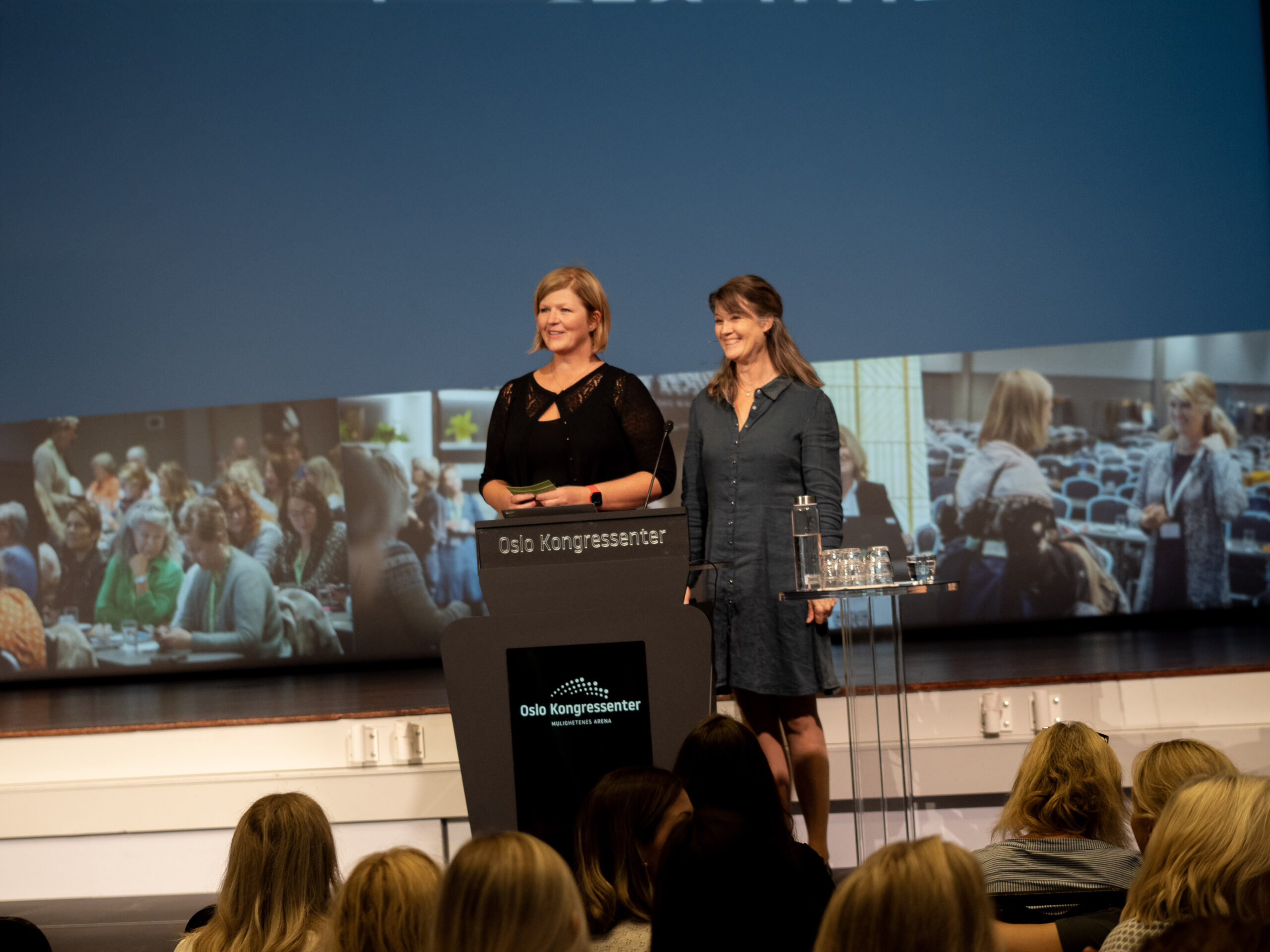 Fotografi fra seminar, to foredragsholdere foran et publikum