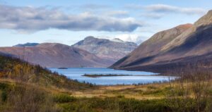 Helinsjøen i Vang kommune, med Grindane i bakgrunn.