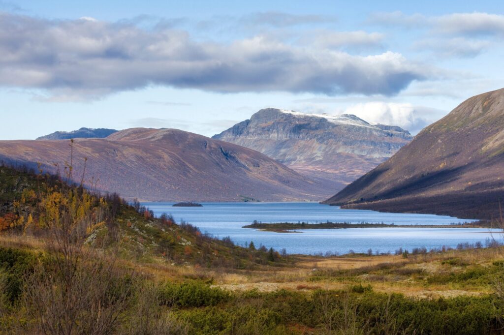 Helinsjøen i Vang kommune, med Grindane i bakgrunn.
