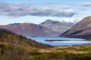 Helinsjøen i Vang kommune, med Grindane i bakgrunn.