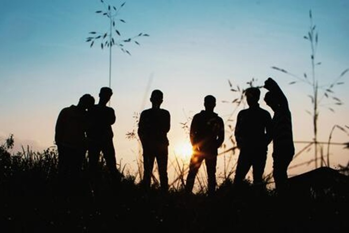 Ungdommer står ute og snakker sammen