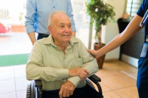 Eldre mann i rullestol.