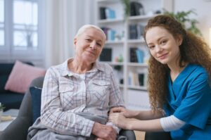 Ung pleier holder varsomt armen til en middelaldrende kvinne.