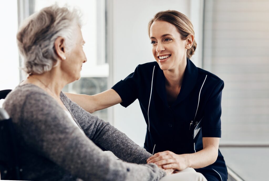 Ung pleier som smiler mot en eldre kvinne.