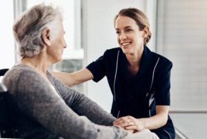 Ung pleier som smiler mot en eldre kvinne.