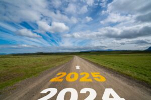 Bilde viser en vei med årstallene 2024 på vei ut av bilde og 2025 i gult over. Men en pil som viser veien framover