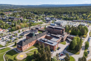 Bilde viser et drone bilde av Elverum sykehus.
