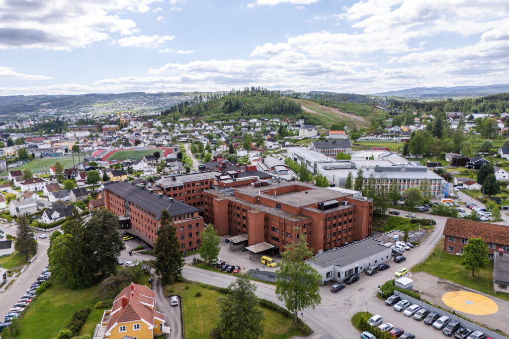 Bilde viser Gjøvik sykehus, tatt med drone