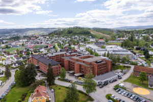 Bilde viser Gjøvik sykehus, tatt med drone