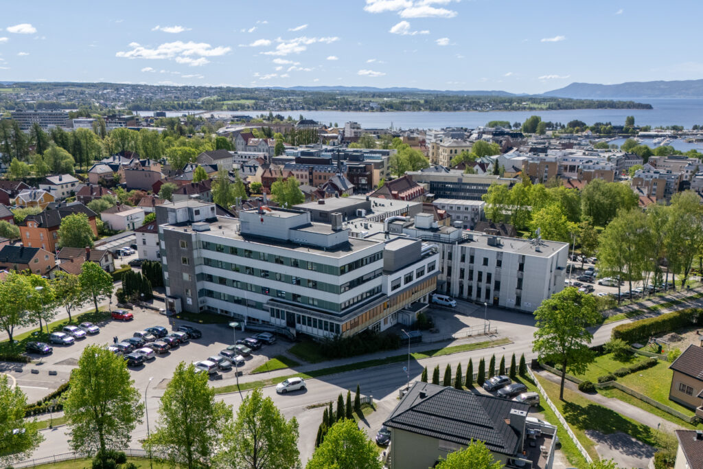 Bilde viser Hamar sykehus tatt med drone