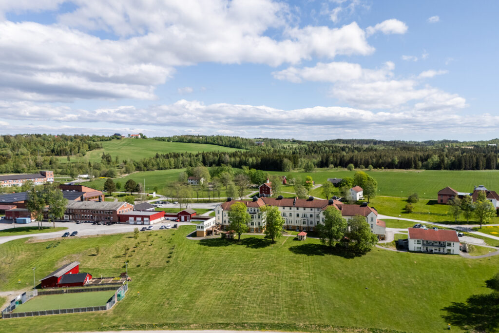 Bilde viser Reinsvoll sykehus, tatt med drone.