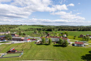 Bilde viser Reinsvoll sykehus, tatt med drone.