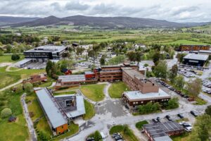 Bilde viser Tynset sykehus tatt med drone.