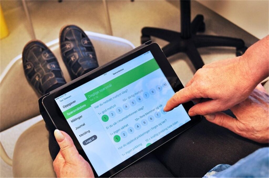 Bilde av en som får opplæring i å bruke nettbrett.