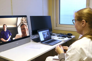 Illustrasjonsbilde av helsepersonell som deltar i digitalt møte på videolink.
