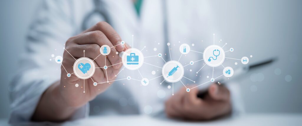 Bildet viser overkropp til en lege, foran seg har den flere digitale medisinske ikoner.