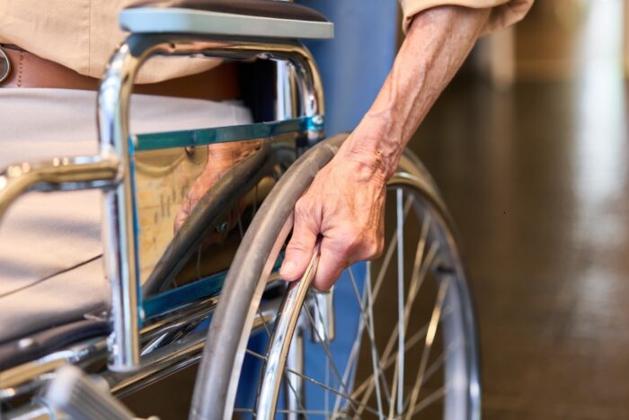 Shutterstock: Eldre kjører rullestol