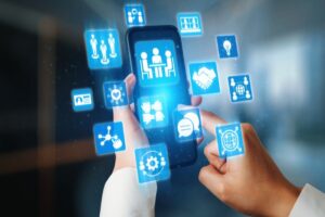 Illustrasjon av digital samhandling med mobiltelefon og ikoner som symboliserer kommunikasjon, samarbeid og informasjonsdeling.