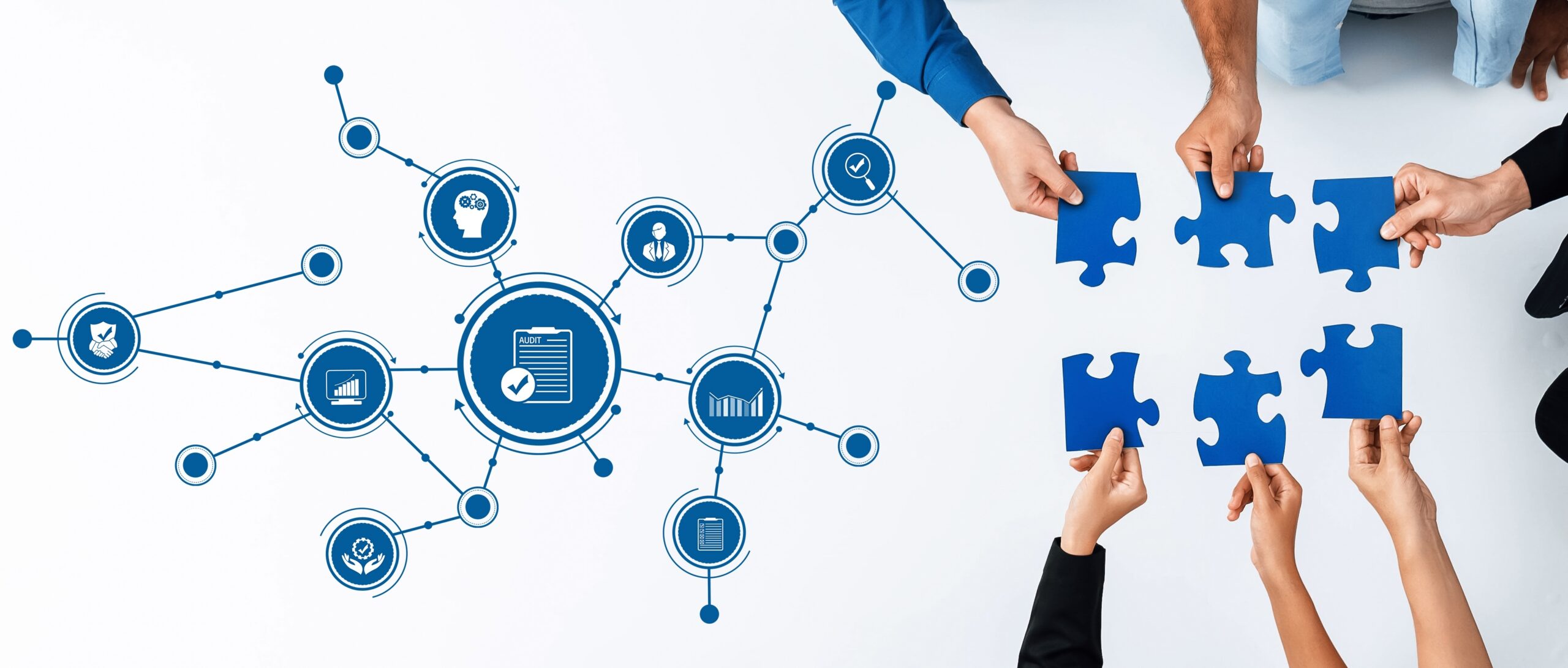 fotografi av hender som holder puslespill over en hvit bakgrunn, puslespillbrikkene er blå