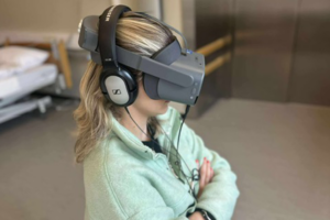 Jente med VR briller på som sitter med armene i kors Foto: Mona Stenersen