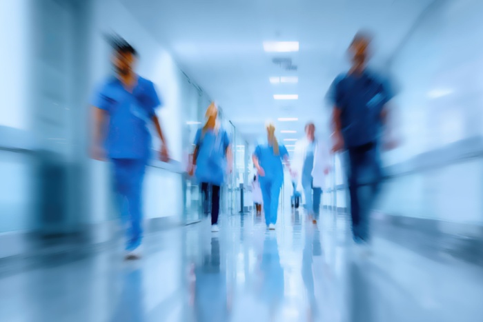 Helsepersonell som går i en gang