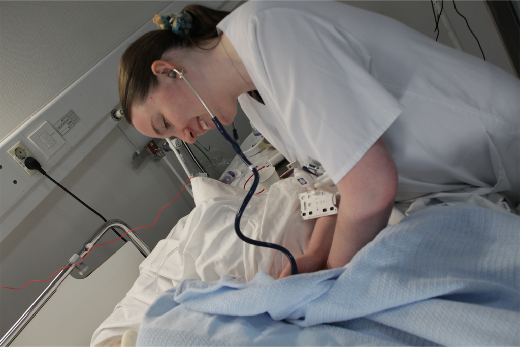 Bilde av sykepleier som lytter på pasient