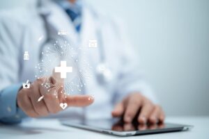 Bilde: Lege trykker på medisinske symboler. Foto: Shutterstock