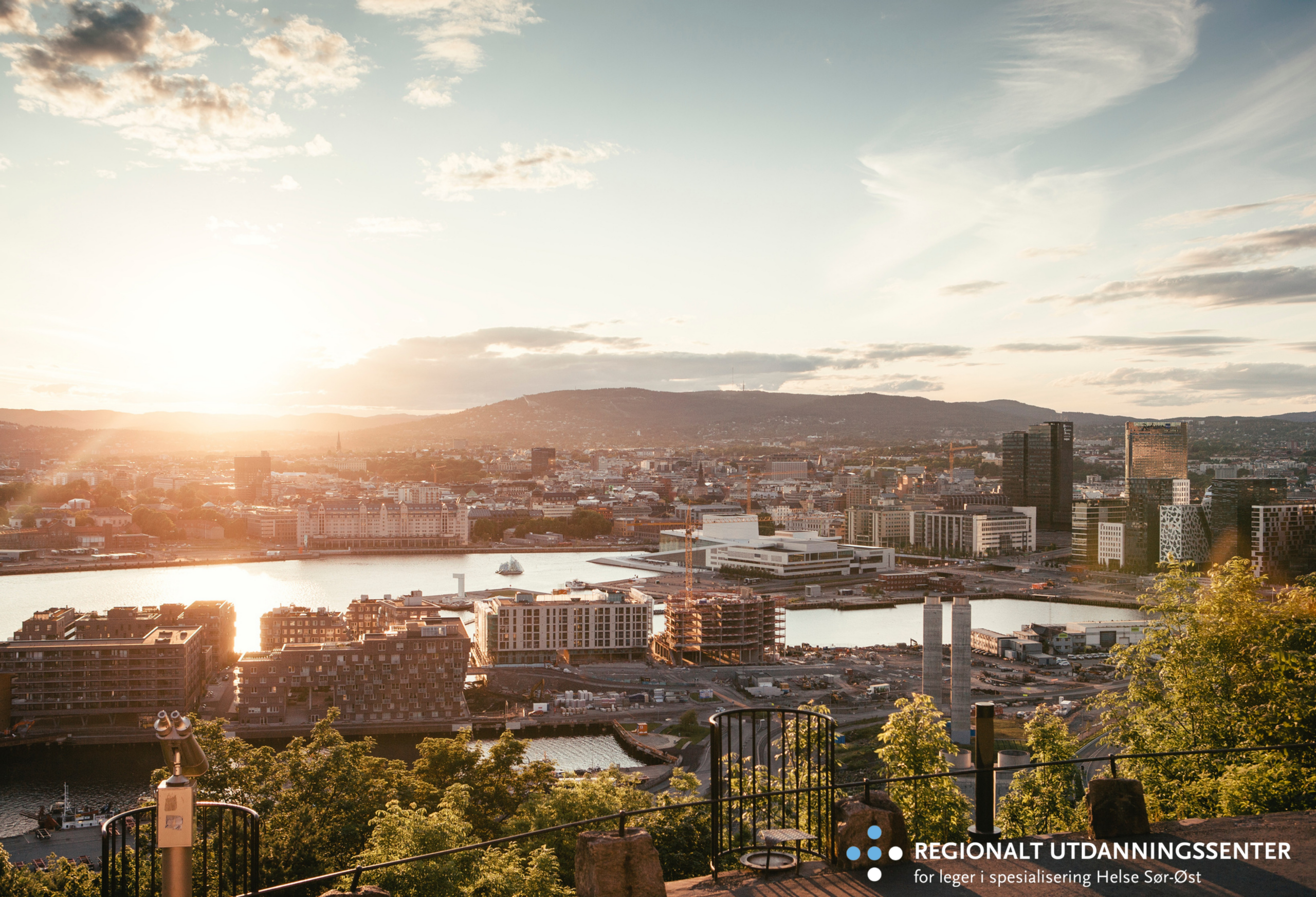 Utsiktsbilde av oslo by i solnedgang