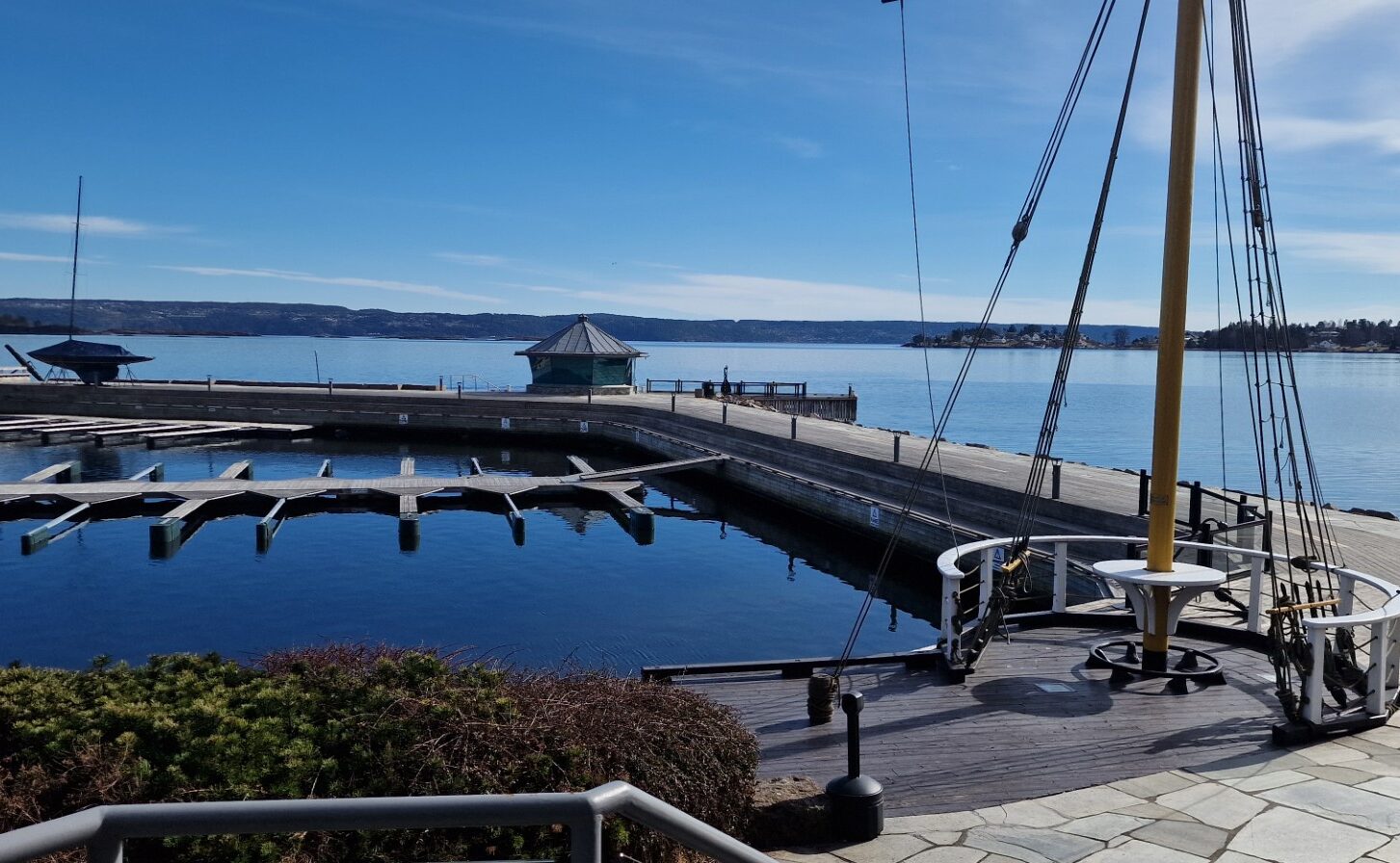 fotografi av bryggen tilknyttet Holmen fjordhotell