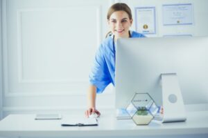 Smilende ung lege foran pc