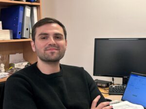 Foto: Diakonhjemmet sykehus/Robert Nils Ingrassia tilbyr hjelp til pasienter ved Voksenpsykiatrisk avdeling Vinderen som sliter med økonomien.