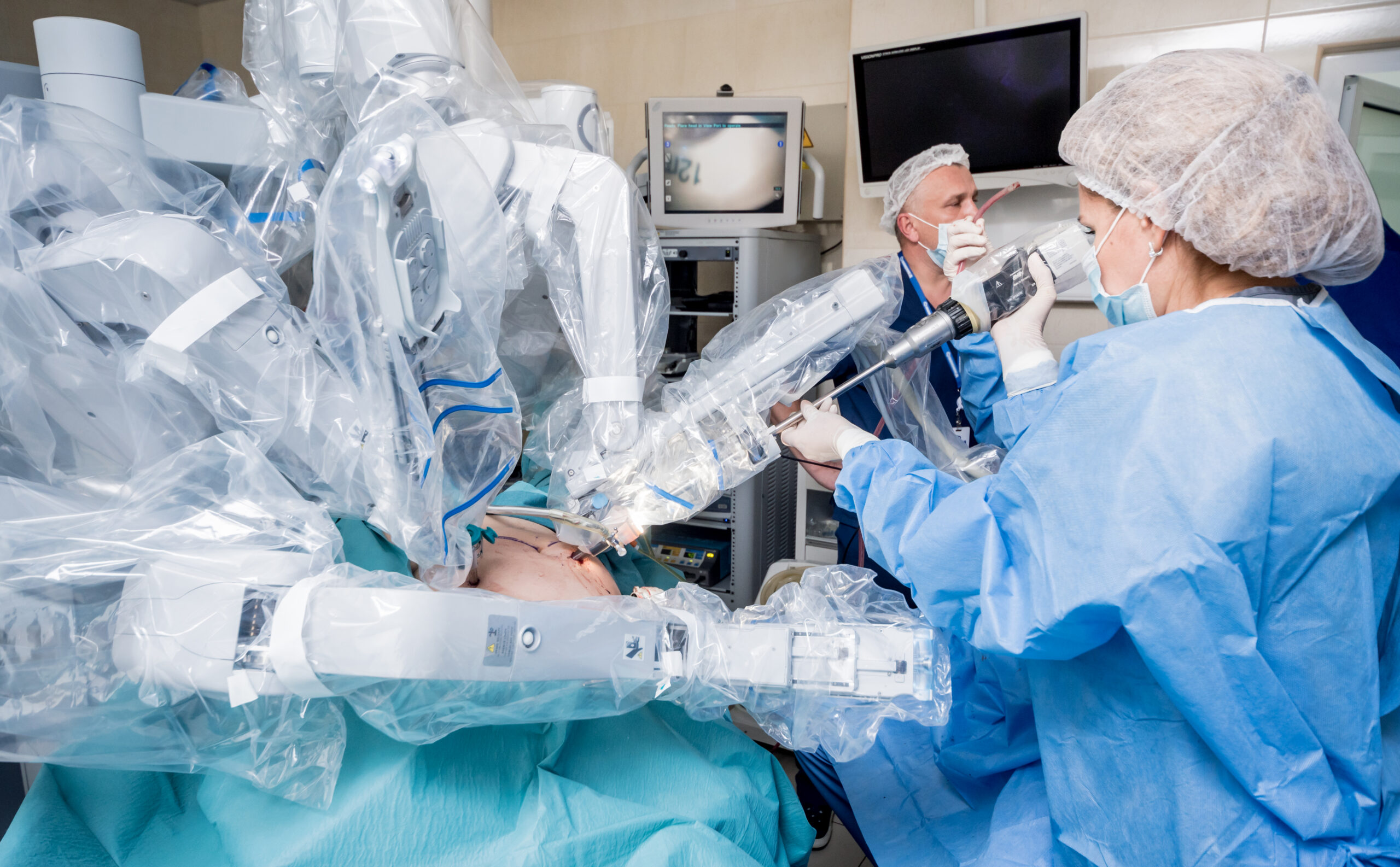 Helsepersonell praktiserer robotkirkurgi. Fotografi