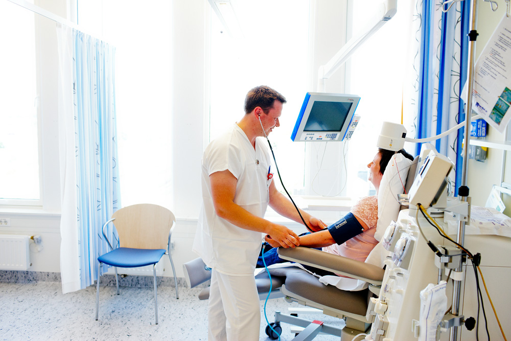 Helsepersonell som utfører dialysebehandling i på et sykehus. Fotografi